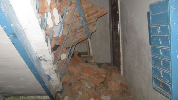 Обрушение стены жилого дома в удмуртском поселке Игра, фото с места событий Обрушение стены жилого дома в удмуртском поселке Игра, фото с места событий