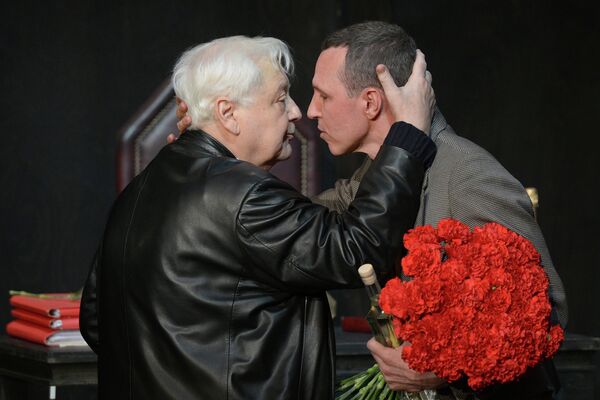 Игорь Верник и Олег Табаков на праздновании 50-летия Игоря Верника в МХТ им. Чехова. Игорь Верник и Олег Табаков на праздновании 50-летия Игоря Верника в МХТ им. Чехова.