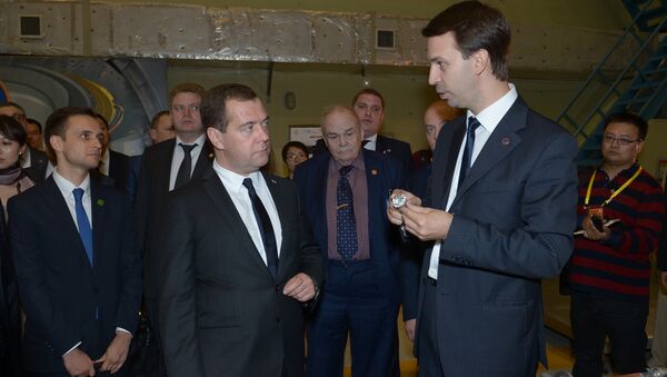 Председатель правительства России Дмитрий Медведев (в центре) во время посещения Научно-исследовательского института физики плазмы в городе Хэфэй, фото с места события Председатель правительства России Дмитрий Медведев (в центре) во время посещения Научно-исследовательского института физики плазмы в городе Хэфэй, фото с места события