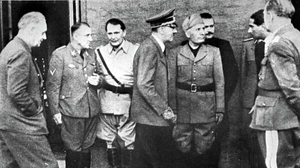 Министр иностранных дел Германии Иоахим фон Риббентроп, рейхсляйтер Мартин Борман, рейхсмаршал Герман Геринг, фюрер Адольф Гитлер, дуче Бенито Муссолини Министр иностранных дел Германии Иоахим фон Риббентроп, рейхсляйтер Мартин Борман, рейхсмаршал Герман Геринг, фюрер Адольф Гитлер, дуче Бенито Муссолини