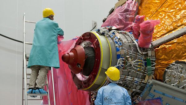 Европейский космический грузовой корабль ATV-5 Жорж Леметр перед погрузкой для отправки на космодром в Южную Америку, архивное фото Европейский космический грузовой корабль ATV-5 Жорж Леметр перед погрузкой для отправки на космодром в Южную Америку, архивное фото