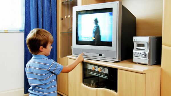 Ребенок смотрит телевизор. Архивное фото