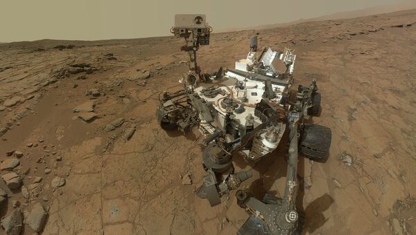 Марсоход Curiosity представляет собой серьезно оснащенный научно-исследовательский автоматический комплекс. На его борту установлены десять научных инструментов общей массой 75 кг. Марсоход Curiosity представляет собой серьезно оснащенный научно-исследовательский автоматический комплекс. На его борту установлены десять научных инструментов общей массой 75 кг.