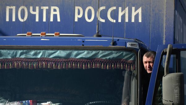 Сотрудник Почты России на служебной машине. Архивное фото Сотрудник Почты России на служебной машине. Архивное фото