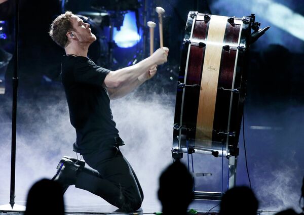 Дэн Рейнольдс из группы Imagine Dragons на 41-й церемонии American Music Awards Дэн Рейнольдс из группы Imagine Dragons на 41-й церемонии American Music Awards
