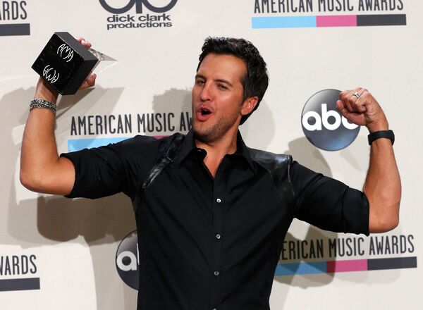 Американский певец Люк Брайан на 41-й церемонии American Music Awards Американский певец Люк Брайан на 41-й церемонии American Music Awards