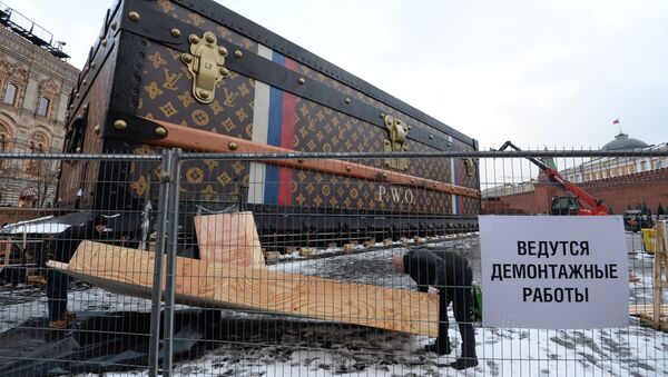 Демонтаж павильона-чемодана Louis Vuitton на Красной площади Демонтаж павильона-чемодана Louis Vuitton на Красной площади