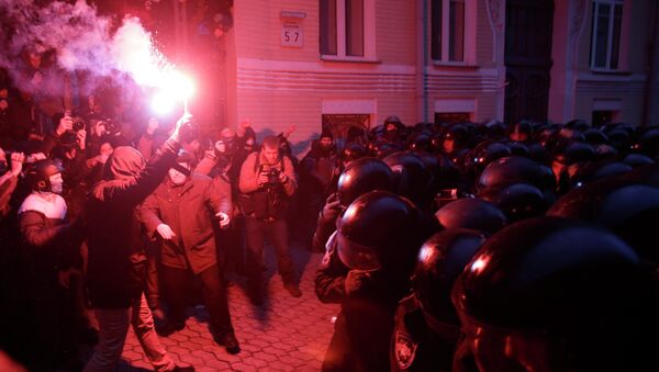 Митингующие жгут фаеры возле здания администрации президента Украины Митингующие жгут фаеры возле здания администрации президента Украины