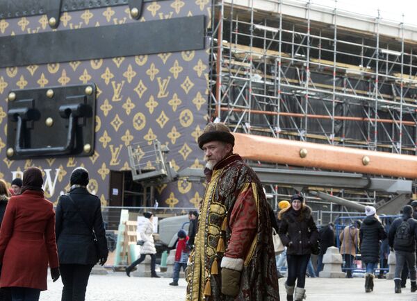 Демонтаж павильона-чемодана Louis Vuitton на Красной площади Демонтаж павильона-чемодана Louis Vuitton на Красной площади