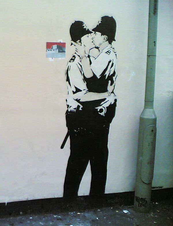 Бэнкси Целующиеся констебли Banksy Kissing Policemen Бэнкси Целующиеся констебли Banksy Kissing Policemen