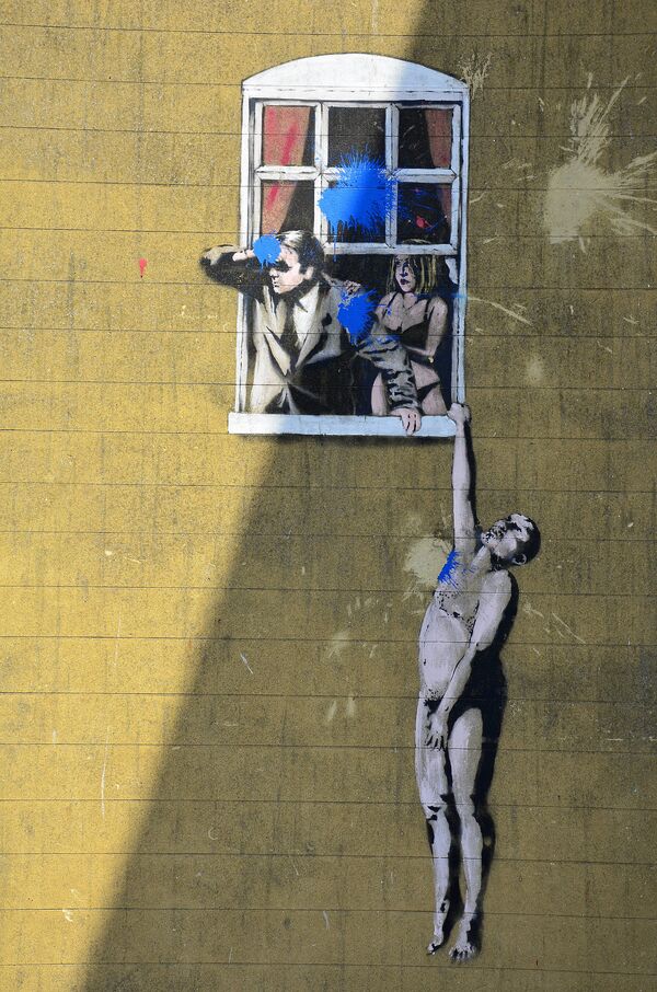 Бэнкси Голый человек (Banksy Naked Man Hanging from Window) Бэнкси Голый человек (Banksy Naked Man Hanging from Window)