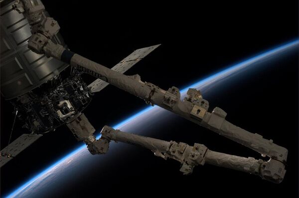 Стыковка корабля Cygnus с МКС Стыковка корабля Cygnus с МКС