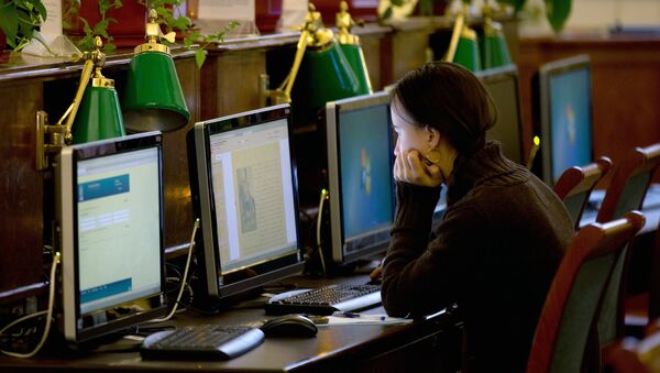 Посетительница в Российской государственной библиотеке в Москве Посетительница в Российской государственной библиотеке в Москве
