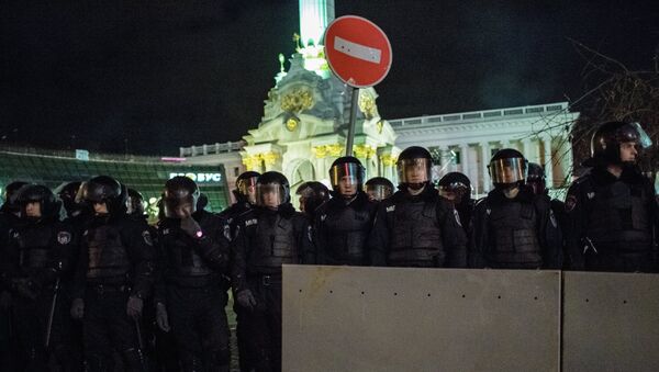 Сотрудники спецподразделения Беркут МВД Украины стоят в оцеплении во время разгона палаточного лагеря сторонников евроинтеграции на площади Независимости в Киеве. Архивное фото Сотрудники спецподразделения Беркут МВД Украины стоят в оцеплении во время разгона палаточного лагеря сторонников евроинтеграции на площади Независимости в Киеве. Архивное фото