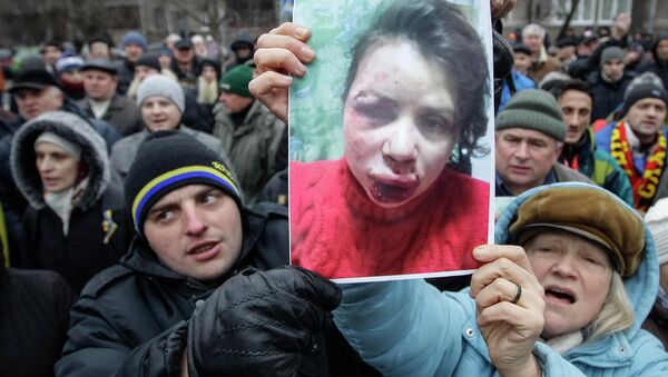 Пикет возле здания МВД Украины из-за избиения журналистки Татьяны Чорновил, архивное фото Пикет возле здания МВД Украины из-за избиения журналистки Татьяны Чорновил, архивное фото