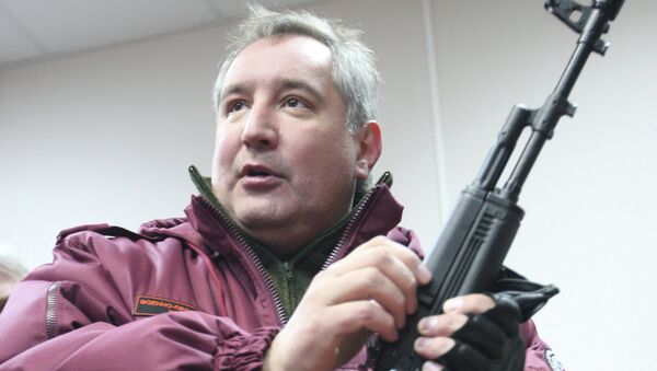 Дмитрий Рогозин держит АК-74, архивное фото Дмитрий Рогозин держит АК-74, архивное фото