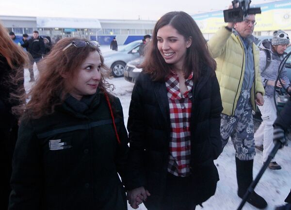 Освобожденные участницы группы Pussy Riot Мария Алехина и Надежда Толоконникова Освобожденные участницы группы Pussy Riot Мария Алехина и Надежда Толоконникова