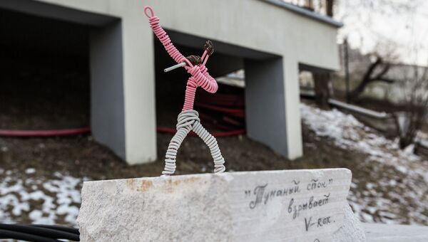 Пионером проволочного вернисажа во Владивостоке стала скульптура под названием Туманный стон взрывает V-rox, установленная неподалеку от фонтана на Спортивной набережной. Памятник посвящен известной в Приморье и на Дальнем Востоке рок-группе Туманный стон, начинавшей творить в далеком 1985-м одновременно с Мумий Троллем. Музыканты по-прежнему ведут активную творческую жизнь и участвуют во многих рок-фестивалях, в том числе в стартовавшем в прошлом году фестивале Владивосток Рок (V-rox). Пионером проволочного вернисажа во Владивостоке стала скульптура под названием Туманный стон взрывает V-rox, установленная неподалеку от фонтана на Спортивной набережной. Памятник посвящен известной в Приморье и на Дальнем Востоке рок-группе Туманный стон, начинавшей творить в далеком 1985-м одновременно с Мумий Троллем. Музыканты по-прежнему ведут активную творческую жизнь и участвуют во многих рок-фестивалях, в том числе в стартовавшем в прошлом году фестивале Владивосток Рок (V-rox).