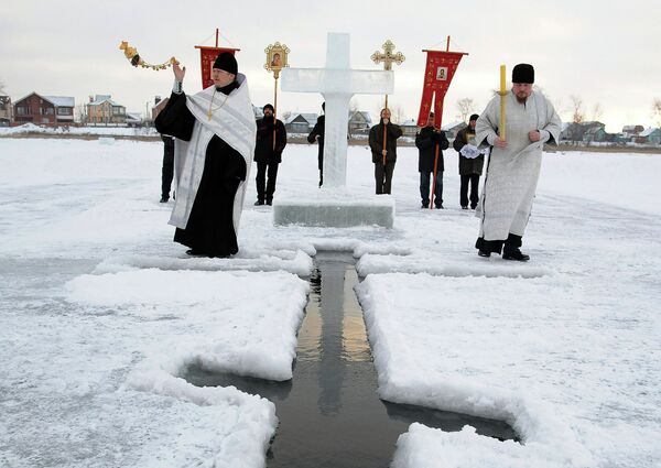 Освящение воды в Крещенский сочельник Освящение воды в Крещенский сочельник