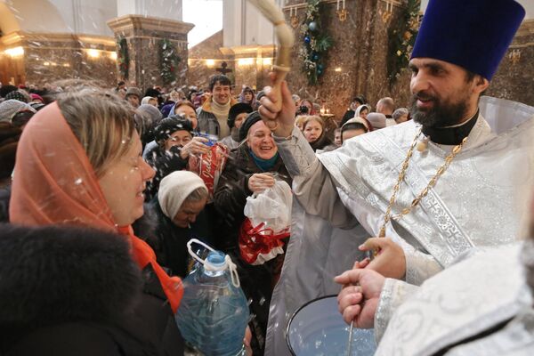 Освящение воды в Крещенский сочельник Освящение воды в Крещенский сочельник