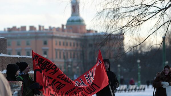 Акция памяти об убитых Маркелове и Бабуровой на Марсовом поле в Петербурге. Фото с места события Акция памяти об убитых Маркелове и Бабуровой на Марсовом поле в Петербурге. Фото с места события