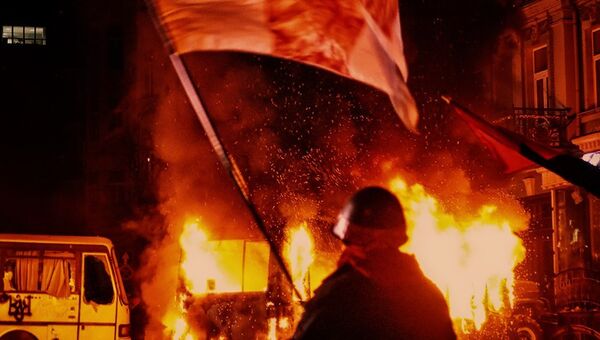 Город в огне: мирный протест в центре Киева перерос в драку с милицией Город в огне: мирный протест в центре Киева перерос в драку с милицией