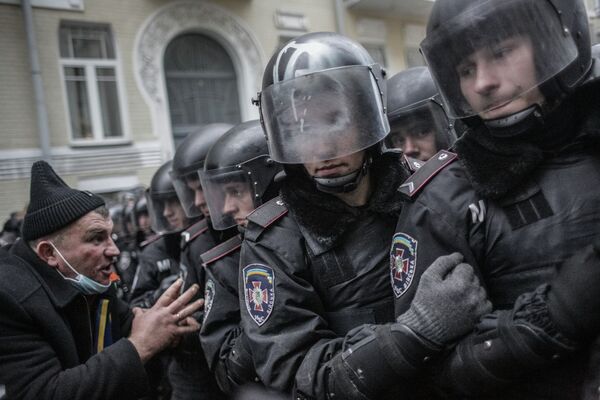 Участник акции сторонников евроинтеграции Украины перед строем сотрудников правоохранительных органов Участник акции сторонников евроинтеграции Украины перед строем сотрудников правоохранительных органов