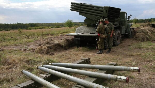 Солдаты на боевой позиции реактивной системы залпового огня БМ-21 Град Солдаты на боевой позиции реактивной системы залпового огня БМ-21 Град