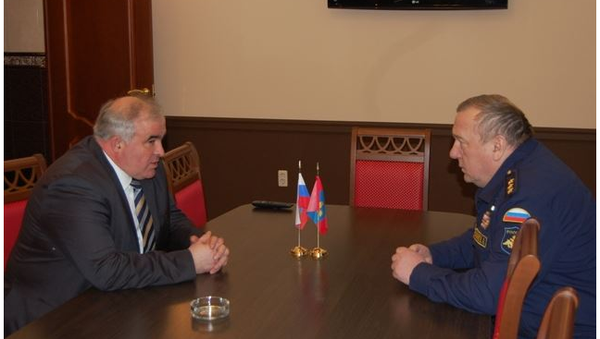 Губернатор Костромской области Сергей Ситников и командующий воздушно-десантными войсками России Владимир Шаманов, фото с места события Губернатор Костромской области Сергей Ситников и командующий воздушно-десантными войсками России Владимир Шаманов, фото с места события