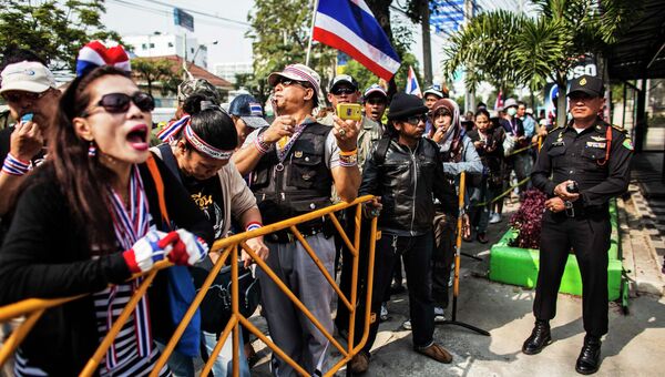 Протестующие блокируют вход на избирательный участок в Бангкоке. Фото с места события Протестующие блокируют вход на избирательный участок в Бангкоке. Фото с места события