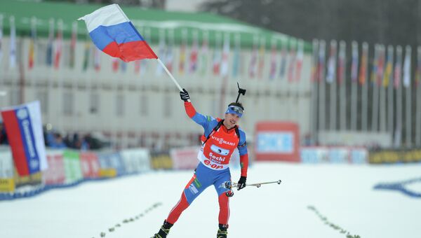 Россиянин Евгений Устюгов на финише мужской эстафетной гонки на восьмом этапе Кубка мира по биатлону в Сочи Россиянин Евгений Устюгов на финише мужской эстафетной гонки на восьмом этапе Кубка мира по биатлону в Сочи