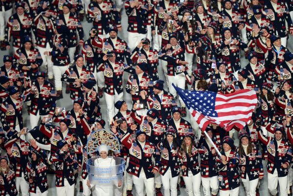 Представители США вышли в костюмах, созданных знаменитым дизайнером Ральфом Лореном. Их делегация – одна из самых многочисленных на Олимпиаде в Сочи. Представители США вышли в костюмах, созданных знаменитым дизайнером Ральфом Лореном. Их делегация – одна из самых многочисленных на Олимпиаде в Сочи.