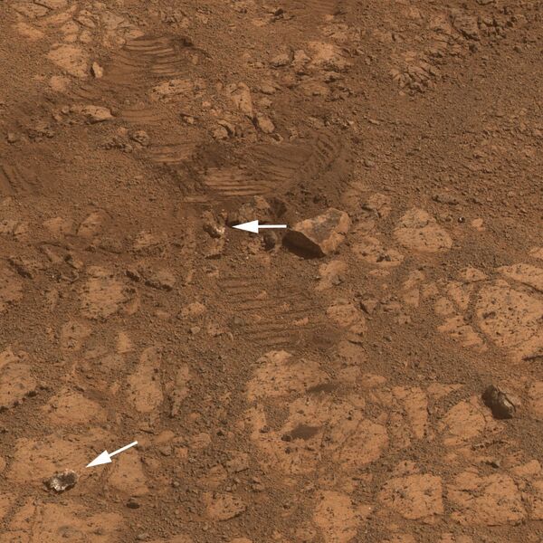Снимок камеры марсохода Opportunity, на котором виден большой камень и отколовшийся от него кусочек Снимок камеры марсохода Opportunity, на котором виден большой камень и отколовшийся от него кусочек