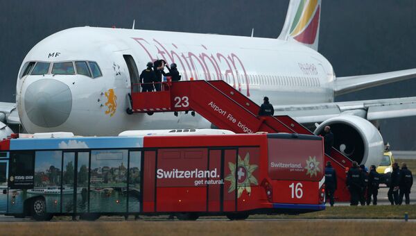 Лайнер Boeing 767-300 авиакомпании Ethiopian Airlines в аэропорту Женевы Лайнер Boeing 767-300 авиакомпании Ethiopian Airlines в аэропорту Женевы