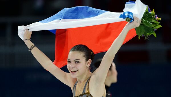 Аделина Сотникова (Россия), завоевавшая золотую медаль на соревнованиях по фигурному катанию в женском одиночном катании Аделина Сотникова (Россия), завоевавшая золотую медаль на соревнованиях по фигурному катанию в женском одиночном катании