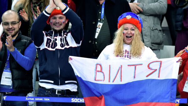 Болельщики во время финального забега на 500 метров в соревнованиях по шорт-треку среди мужчин на XXII зимних Олимпийских играх в Сочи Болельщики во время финального забега на 500 метров в соревнованиях по шорт-треку среди мужчин на XXII зимних Олимпийских играх в Сочи