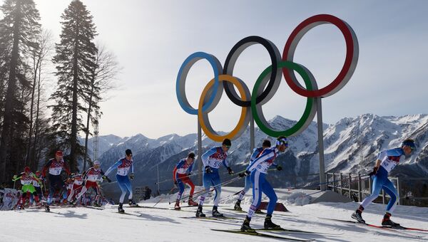 Спортсмены на дистанции масс-старта в соревнованиях по лыжным гонкам Спортсмены на дистанции масс-старта в соревнованиях по лыжным гонкам