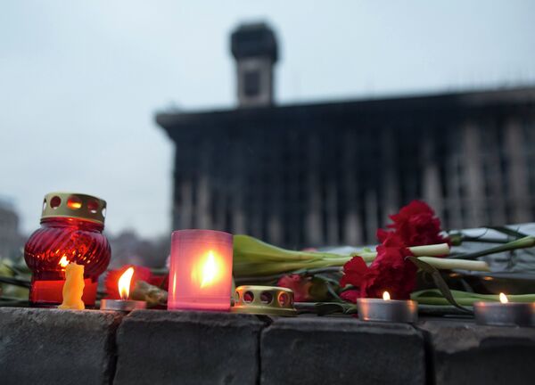 Цветы в память о погибших в столкновениях между сторонниками оппозиции и сотрудниками правоохранительных органов в Киеве, Украина Цветы в память о погибших в столкновениях между сторонниками оппозиции и сотрудниками правоохранительных органов в Киеве, Украина