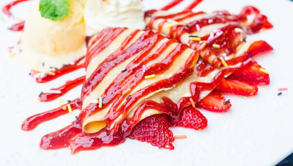 Блинчики с клубничным джемом и мороженым Блинчики с клубничным джемом и мороженым