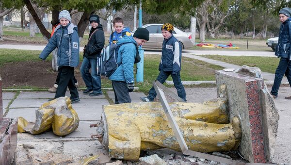 Неизвестные свалили с пьедестала памятник Ленину в поселке Зуя Белогорского района Крыма. Архивное фото Неизвестные свалили с пьедестала памятник Ленину в поселке Зуя Белогорского района Крыма. Архивное фото