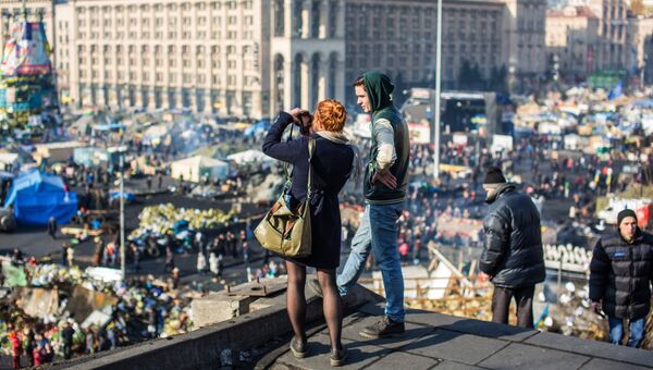 Киевляне на площади Независимости в Киеве. Архивное фото Киевляне на площади Независимости в Киеве. Архивное фото