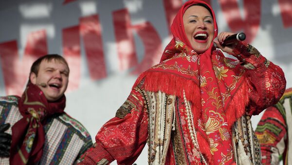 Певица Надежда Бабкина во время выступления. Архивное фото Певица Надежда Бабкина во время выступления. Архивное фото