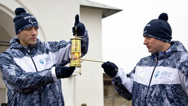 Кузнецы высекают искру для зажжения паралимпийского огня в Пскове Кузнецы высекают искру для зажжения паралимпийского огня в Пскове