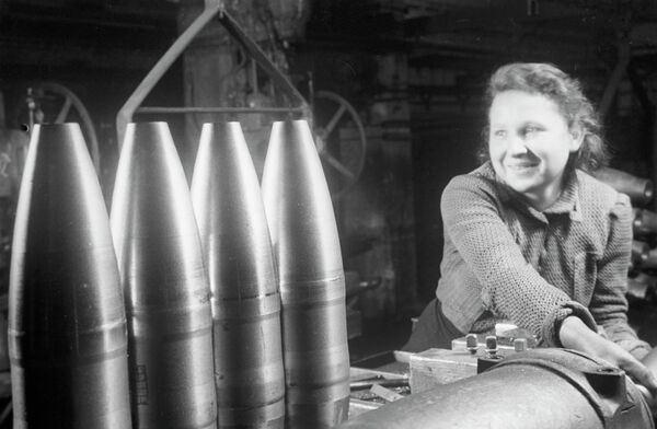 Великая Отечественная война 1941-1945 годов. Изготовление снарядов на военном заводе в Москве Великая Отечественная война 1941-1945 годов. Изготовление снарядов на военном заводе в Москве