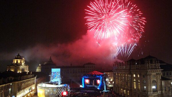 Салют во время церемонии закрытия Паралимпийских игр в Турине Салют во время церемонии закрытия Паралимпийских игр в Турине