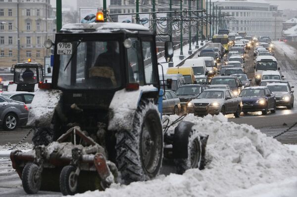 Уборка снега в центре Москвы Уборка снега в центре Москвы