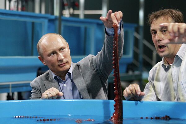 Президент России Владимир Путин (слева) во время посещения научно-образовательного комплекса Приморский океанариум Президент России Владимир Путин (слева) во время посещения научно-образовательного комплекса Приморский океанариум