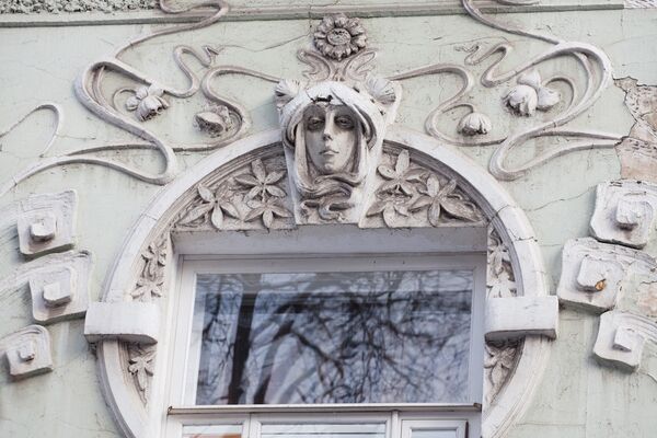 Лялин переулок, дом 9, маска над окном. Лялин переулок, дом 9, маска над окном.