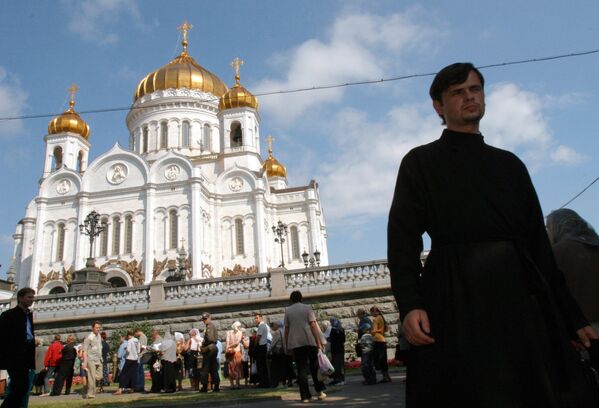 У храма Христа Спасителя У храма Христа Спасителя