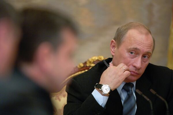 Путин во время совещания с членами правительства РФ в Кремле Путин во время совещания с членами правительства РФ в Кремле